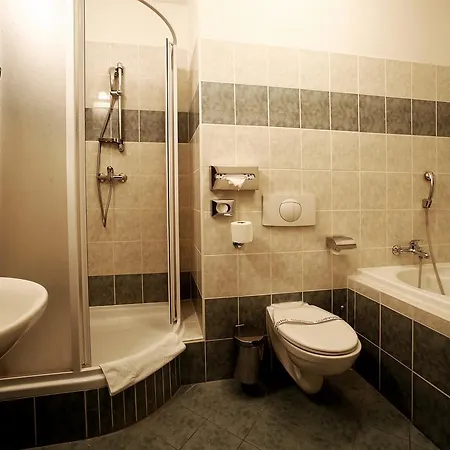 فندق Hotel Central 4*